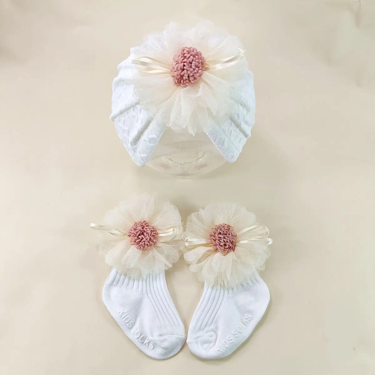 Ensemble Bébé Fille – Bonnet Nœud & Chaussettes